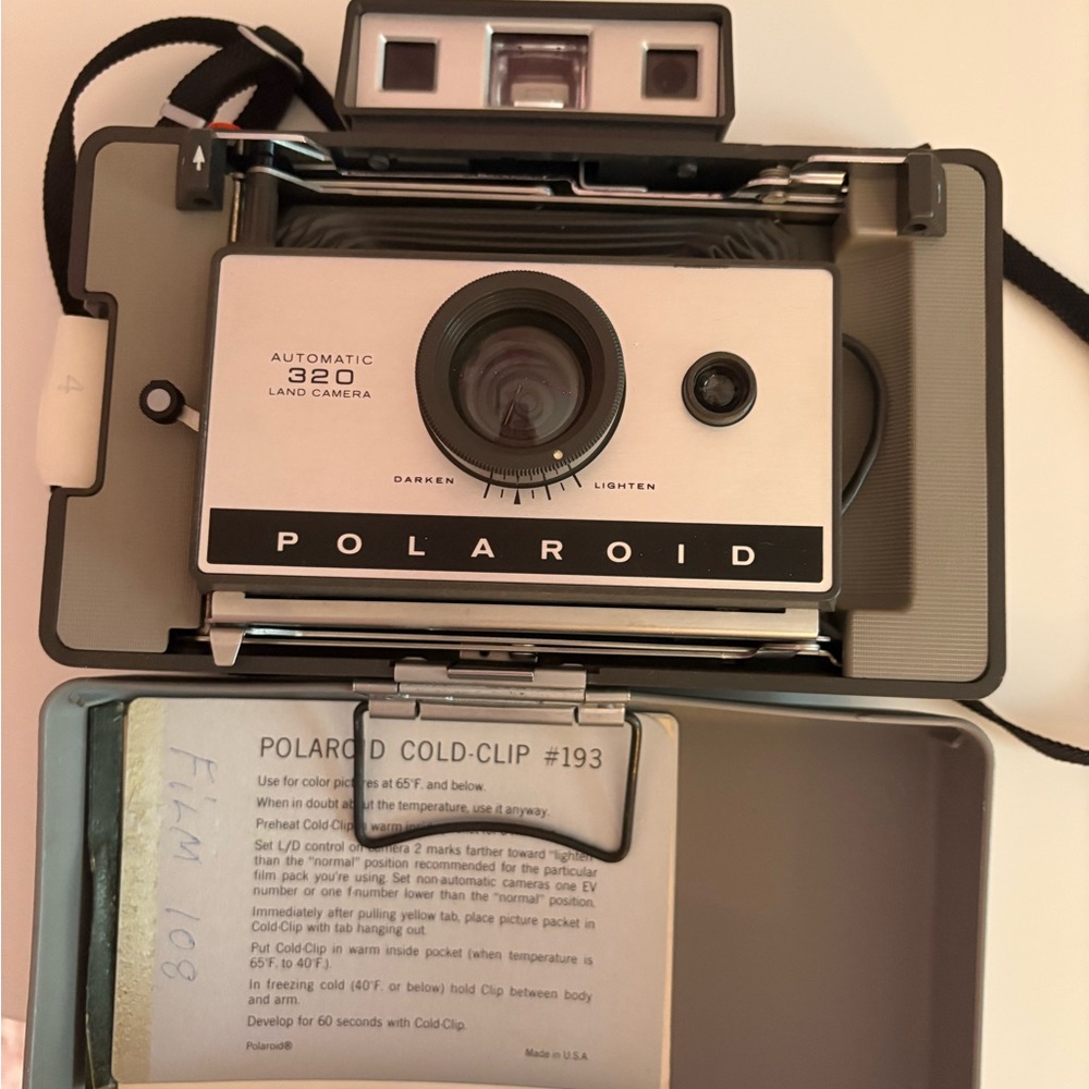 Polaroid 320 vintage Land Camera